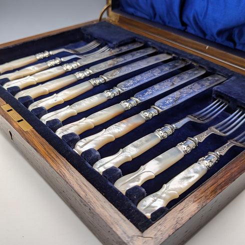 約 1890 年英國古董白色珍珠手柄甜點餐具 5.5 副套裝木盒裝